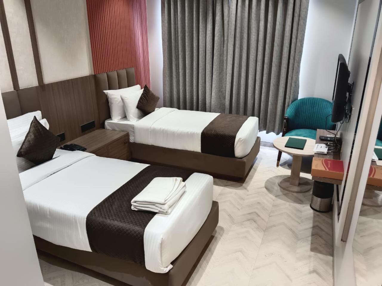 Narayani Executive Hotell Tuljapur Exteriör bild