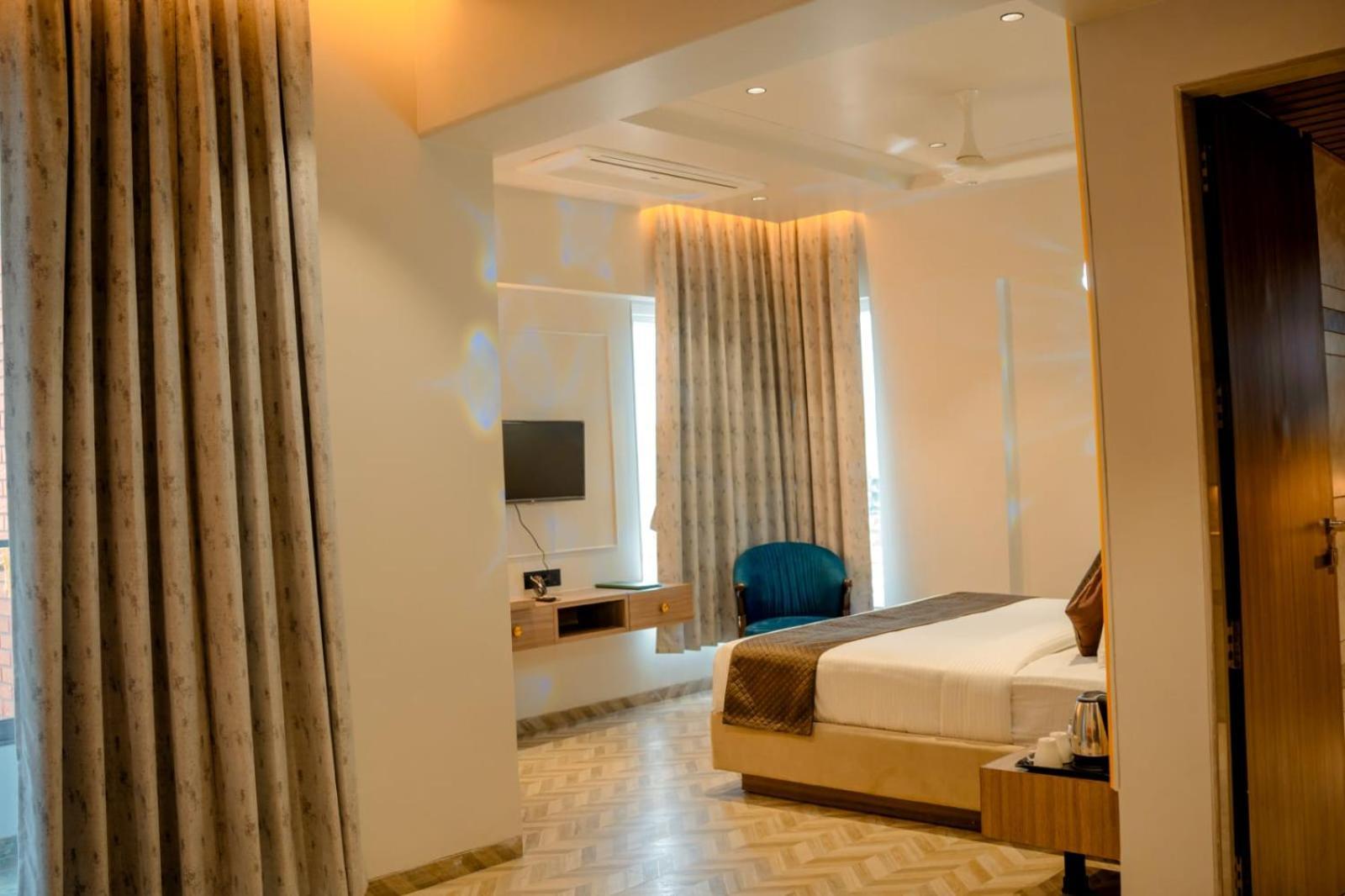 Narayani Executive Hotell Tuljapur Exteriör bild